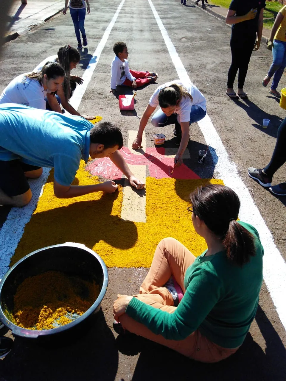 Fiéis pintam ruas para procissão de Corpus Christi em Apucarana e região