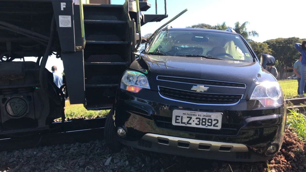 Colisão entre trem e carro deixa duas pessoas feridas em Mandaguari