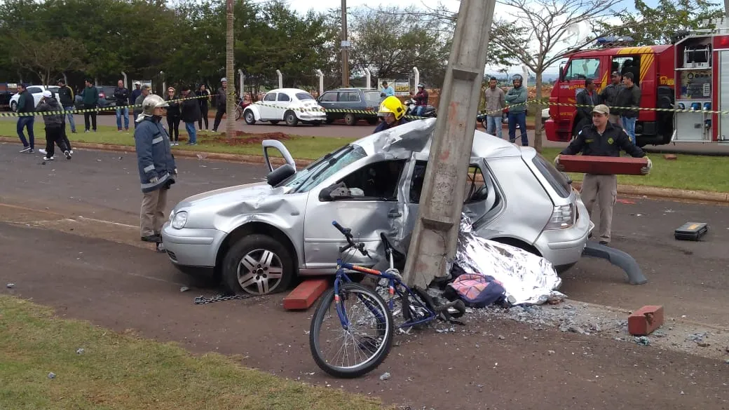 Ciclista morre após carro atingir postes e invadir ciclovia em Arapongas