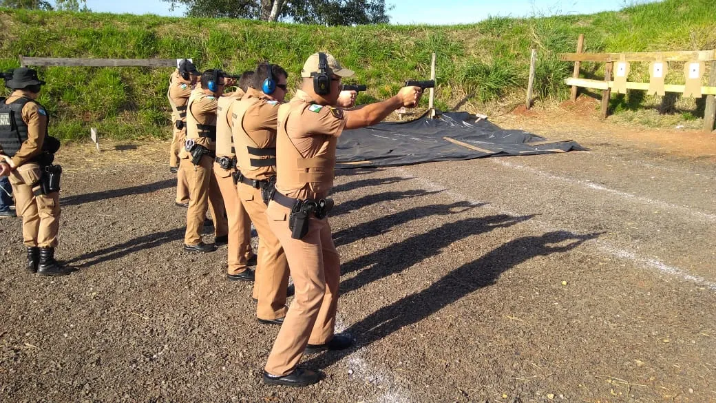 Policiais militares realizam treinamento de tiro e manuseio de armas em Apucarana
