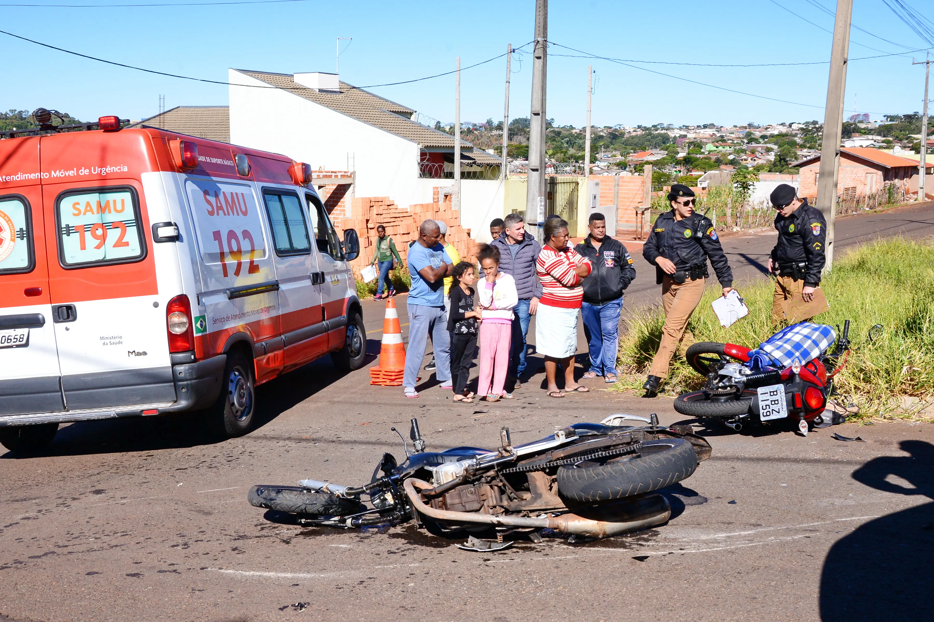 Acidentes envolvem 4 motos e deixam 4 pessoas gravemente feridas