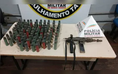 Submetralhadora artesanal e tubos de pólvora foram apreendidos após homem ameaçar a mãe dele em Montes Claros (Foto: Polícia Militar/Divulgação )