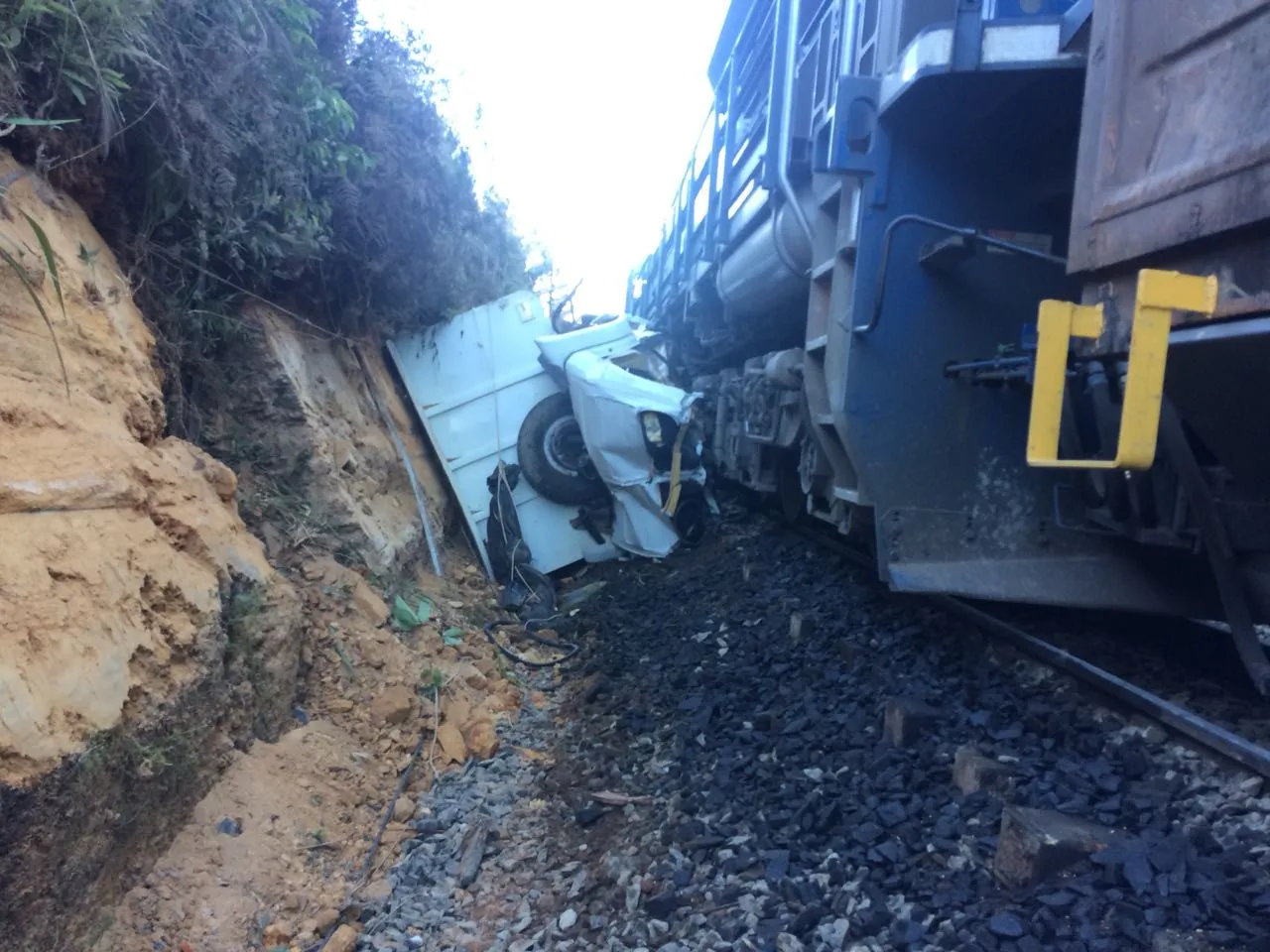 Acidente entre caminhão e trem provoca morte de homem em Ortigueira