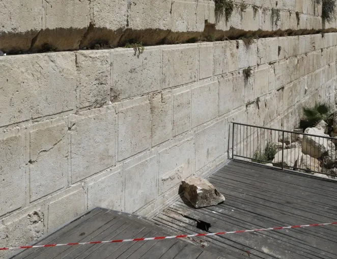 Pedra de 100 quilos cai do Muro das Lamentações em Jerusalém; veja vídeo