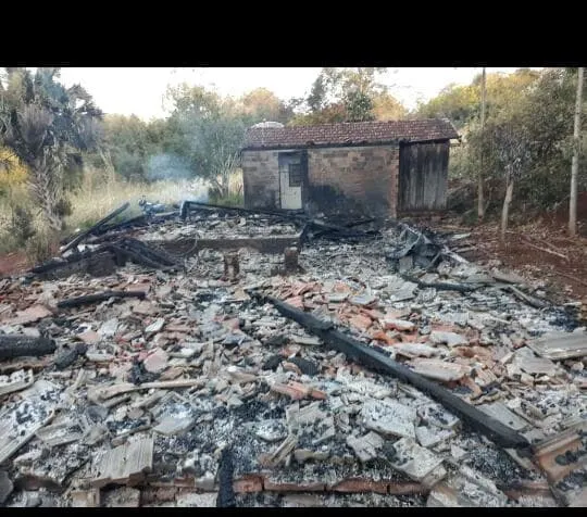 Incêndio destrói casa e deixa família desabrigada em Apucarana