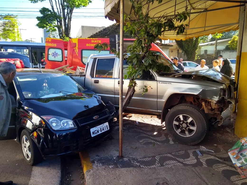 Veículo quase invade bar após colisão no centro de Apucarana e mulher fica encarcerada em carro