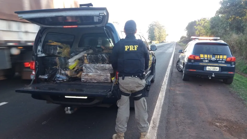 Motorista é preso após capotar carro com 385 kg de maconha em Arapongas