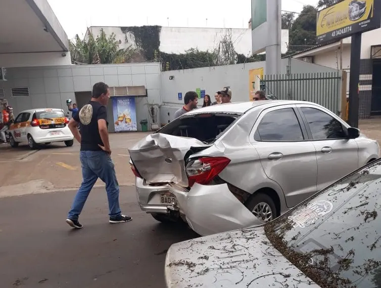 Mulher passa mal ao volante e causa acidente em Apucarana