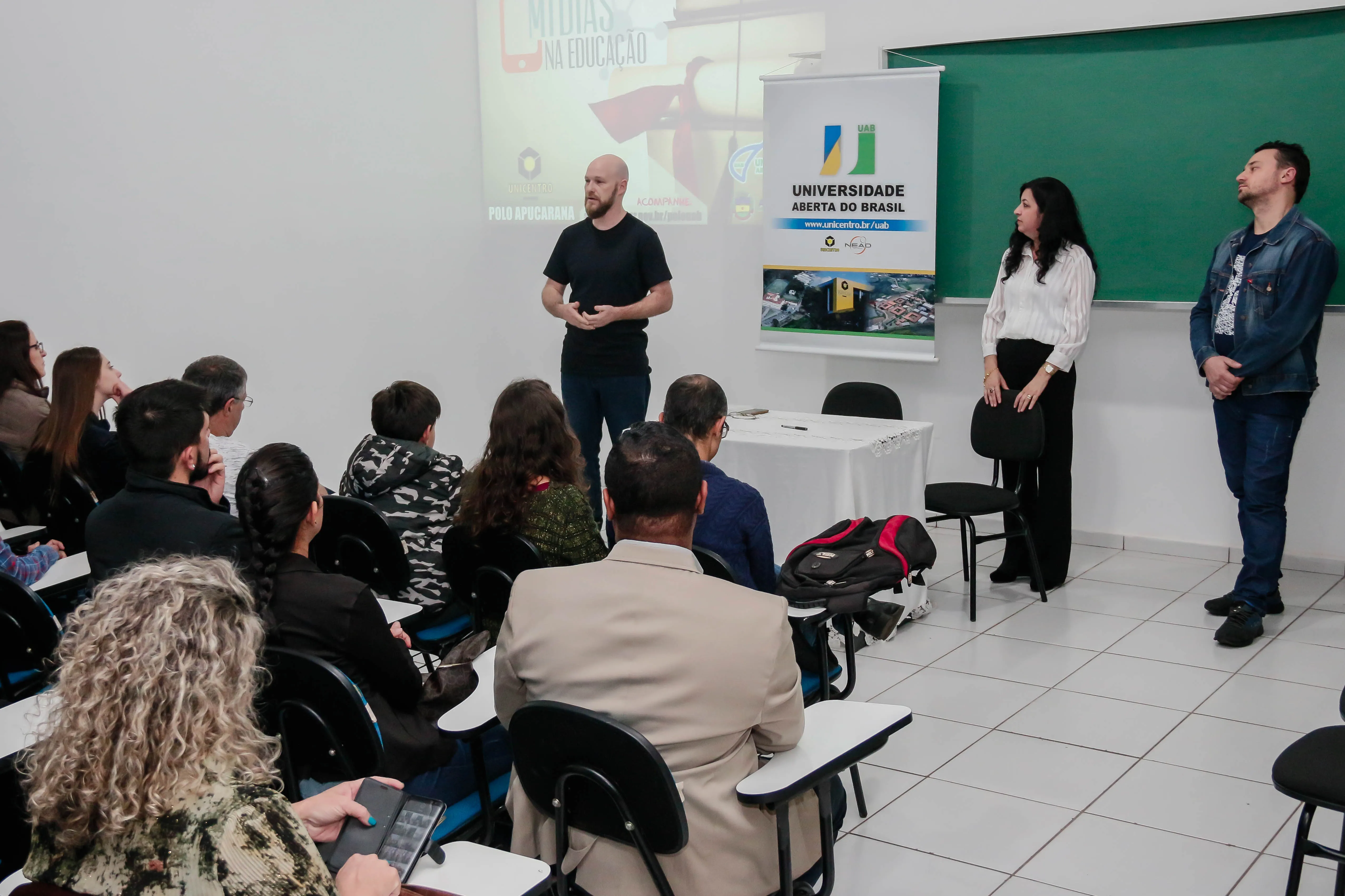 Polo UAB Apucarana forma 23 especialistas em Mídias na Educação