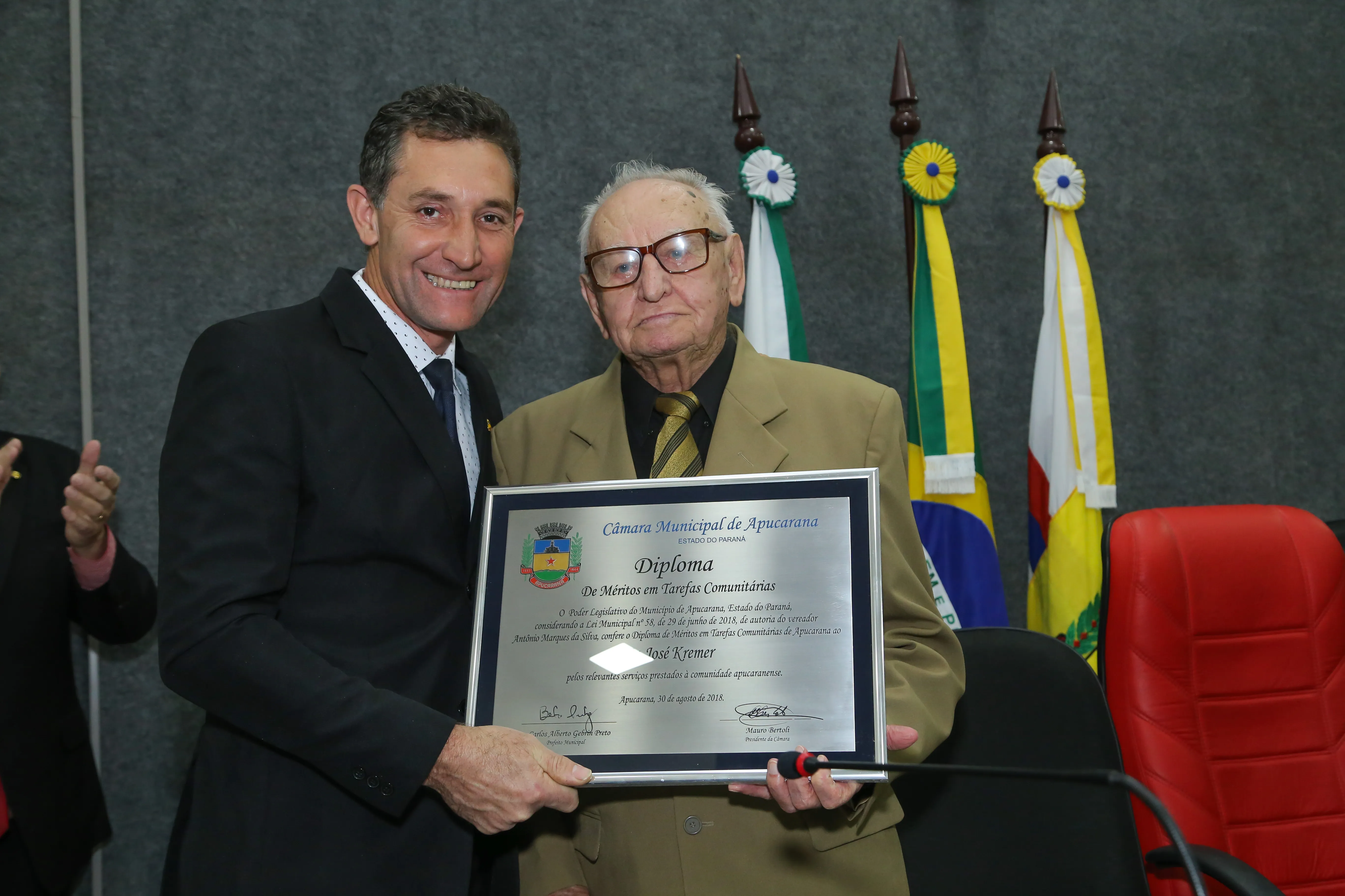José Kremer recebe o Diploma de Méritos Comunitários da Câmara de Apucarana