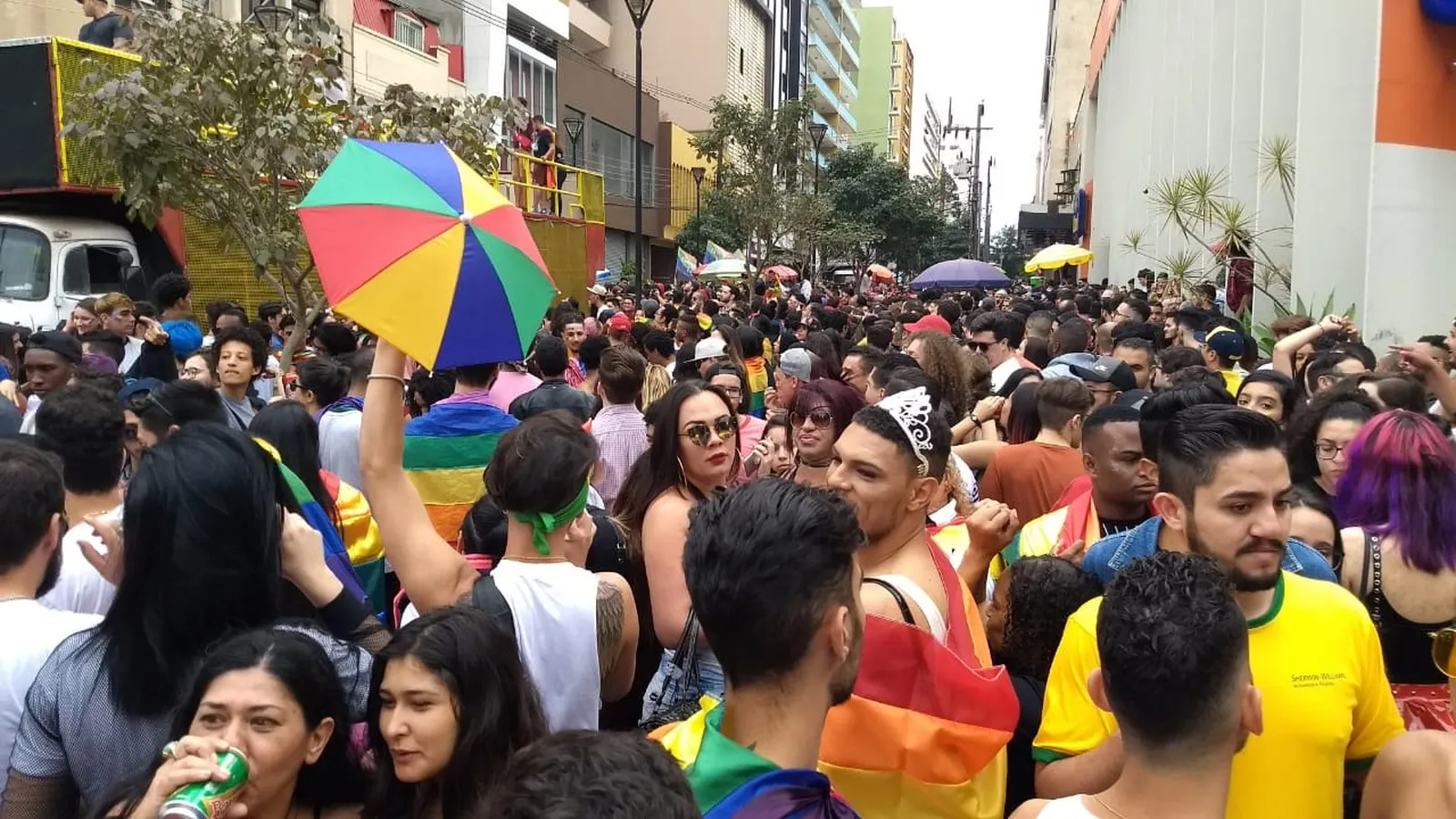 Nove mil pessoas participam da 2ª edição da Parada LGBTI em Londrina