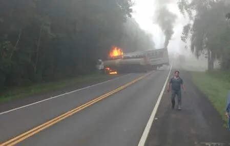 Carreta explode após colisão com caminhão na BR-376 e motorista morre carbonizado