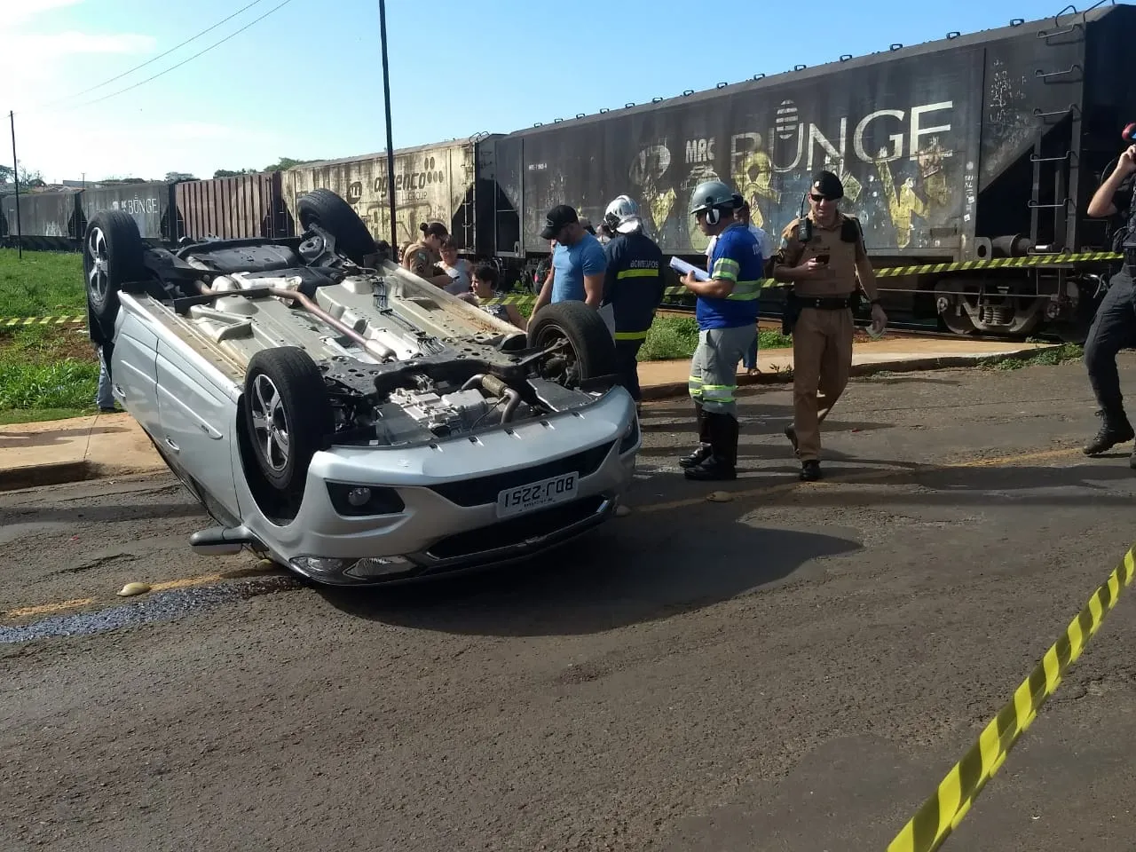 Carro capota após colisão com trem em Apucarana e casal fica ferido
