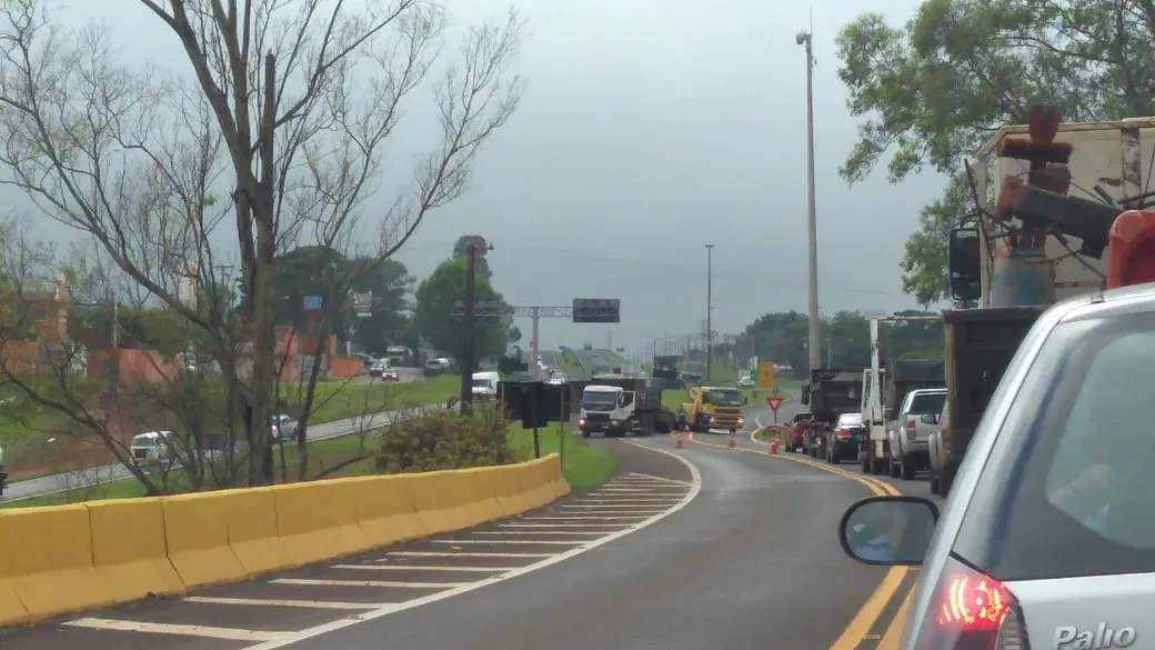 Carga de caminhão tomba e bloqueia a BR-369 no Parque Industrial Norte de Apucarana