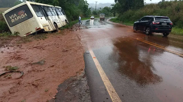 Tempo chuvoso causa dois acidentes entre São Pedro e São João do Ivaí