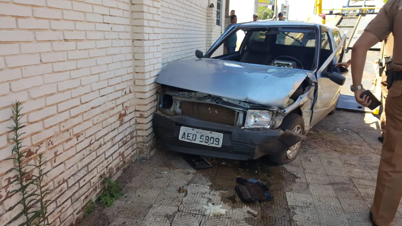 Acidente entre carros deixa dois feridos em Ivaiporã