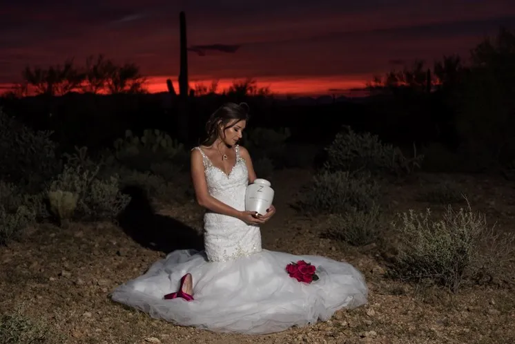Mulher veste-se de noiva e faz montagens no dia que aconteceria o casamento com noivo que morreu em acidente