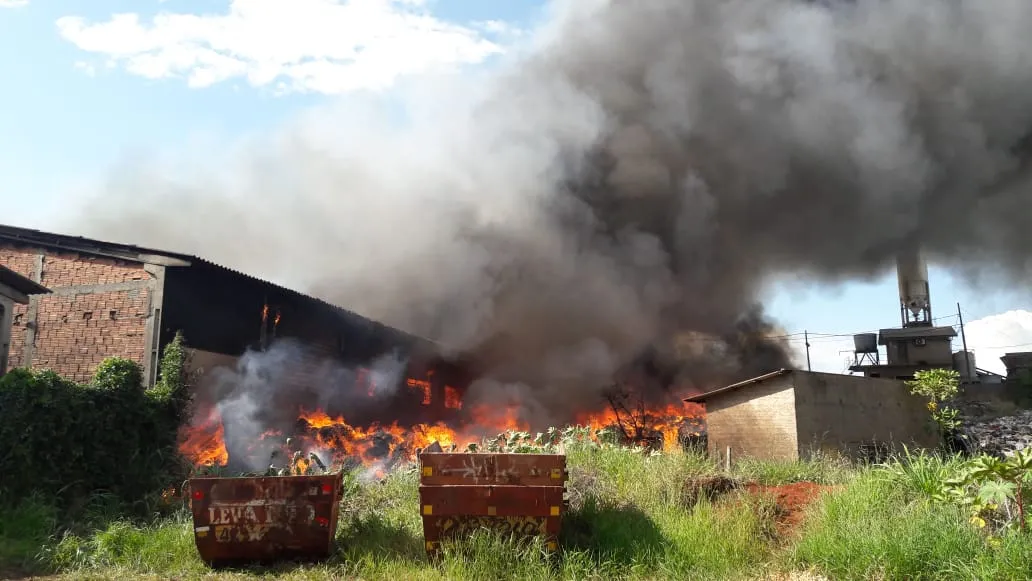 Incêndio em barracão mobiliza Corpo de Bombeiros em Apucarana