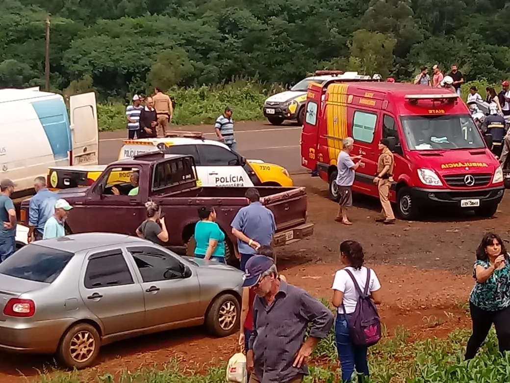 Acidente entre carro e ônibus escolar deixa dois feridos em Lidianópolis 