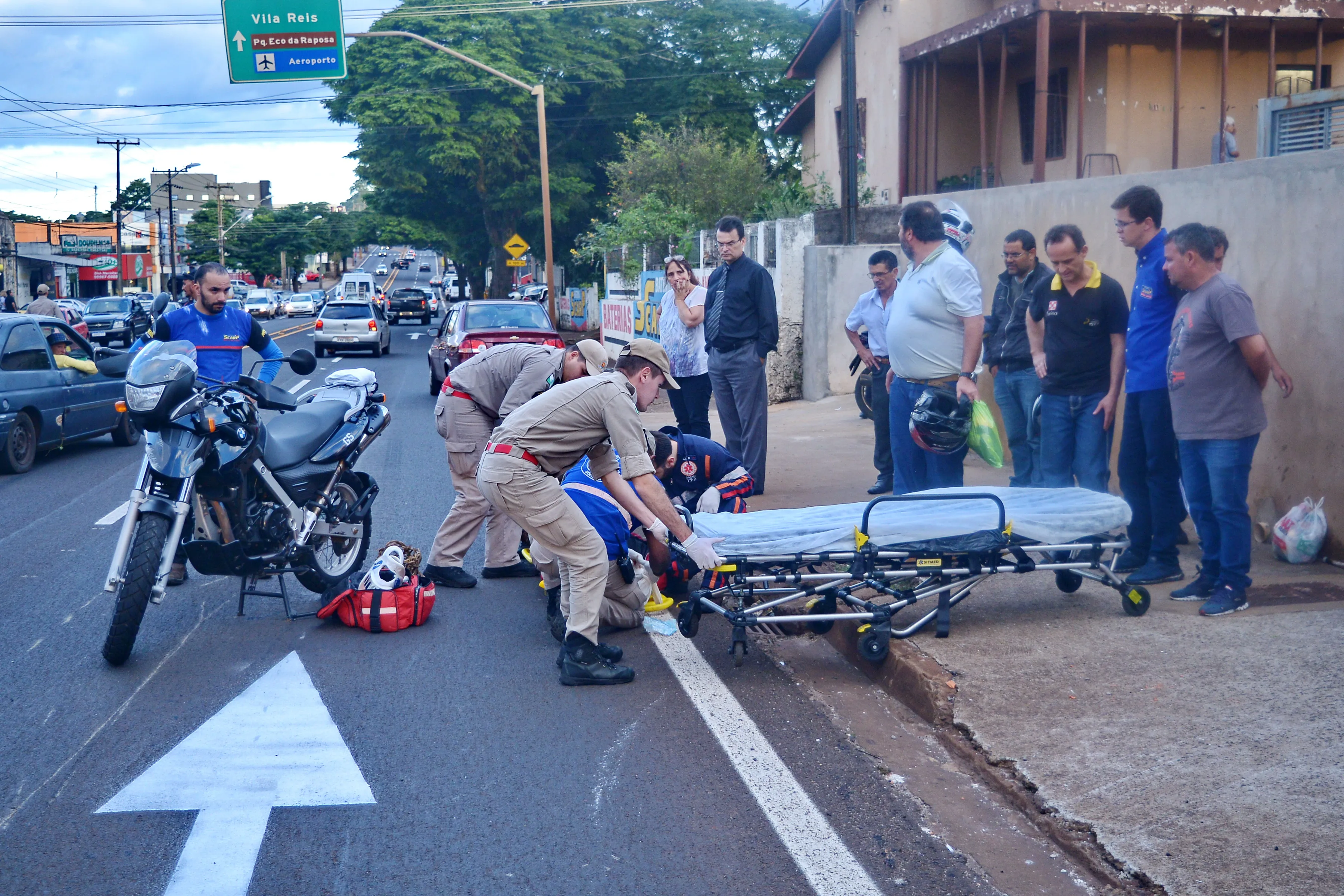 Motociclista fica ferido após atropelar pedestre em Apucarana 
