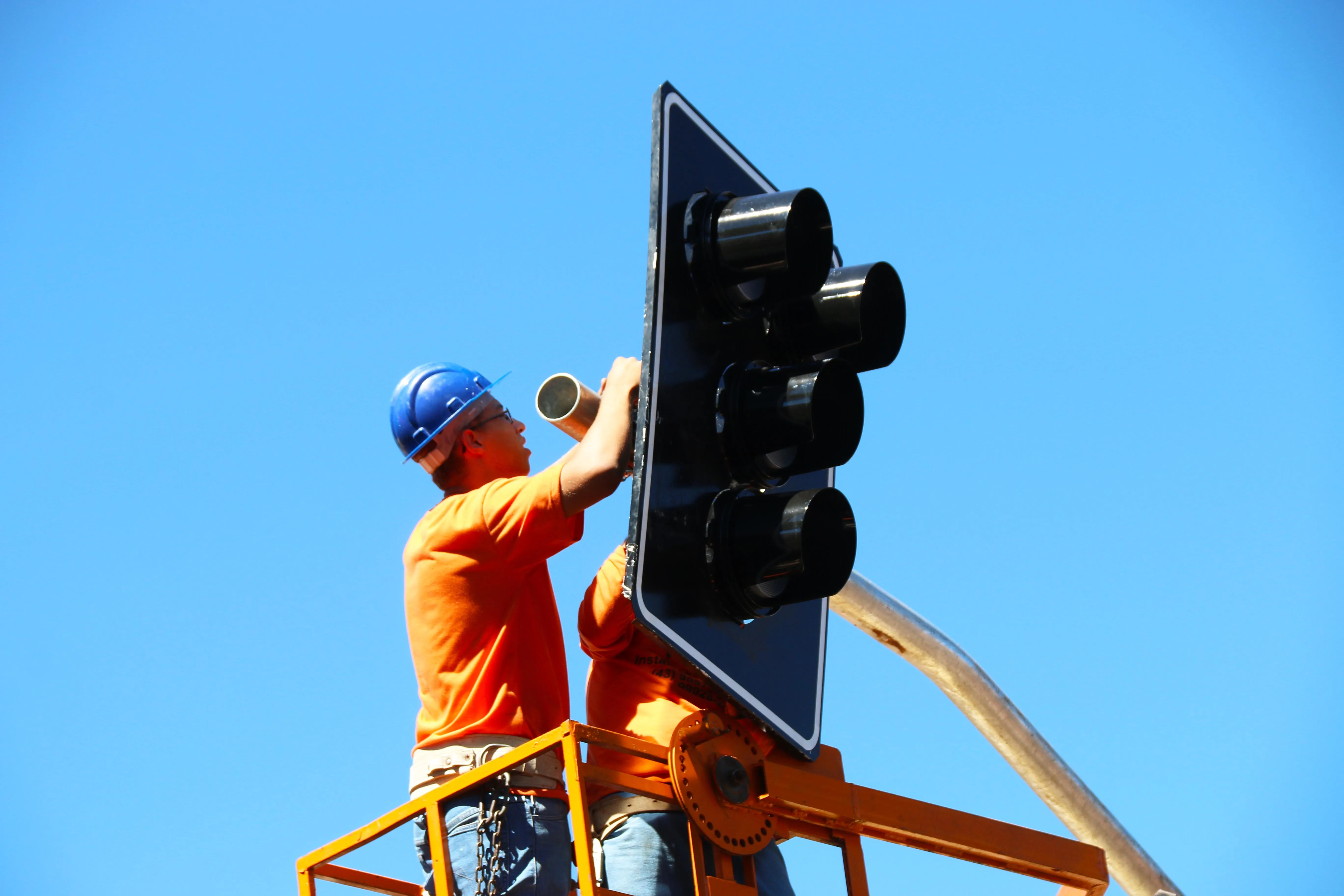 Novos semáforos são instalados no centro de Apucarana