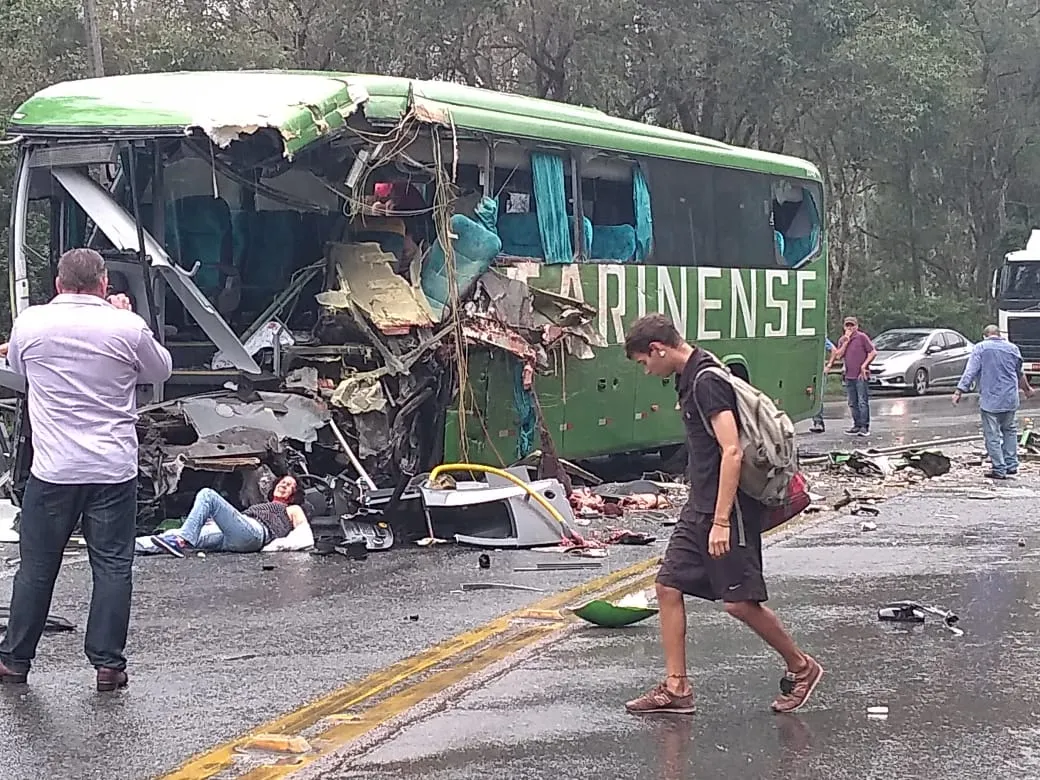Acidente entre ônibus e carreta deixa 4 mortos e mais de 10 feridos em SC