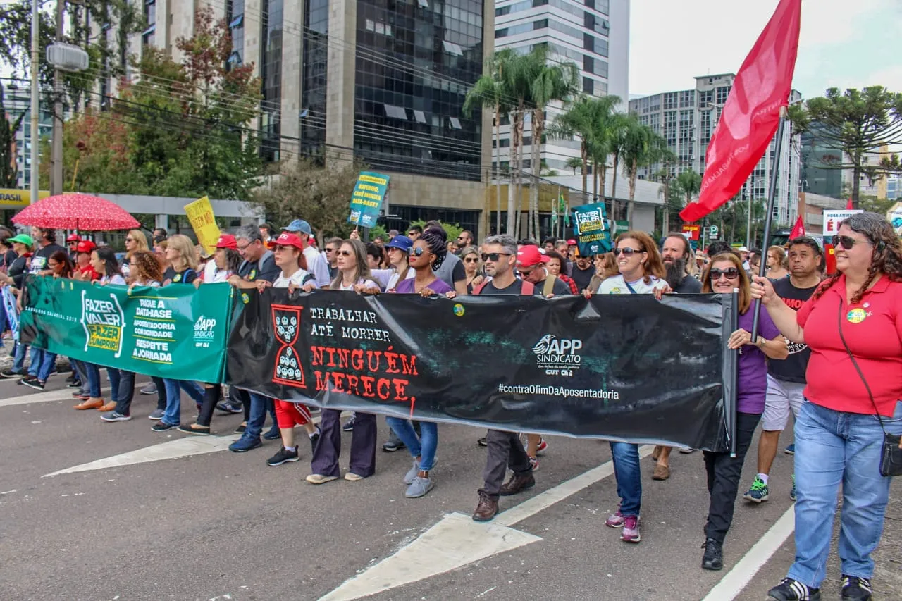 Como foi a manifestação dos professores no Centro Cívico de Curitiba nesta segunda (29); veja fotos 