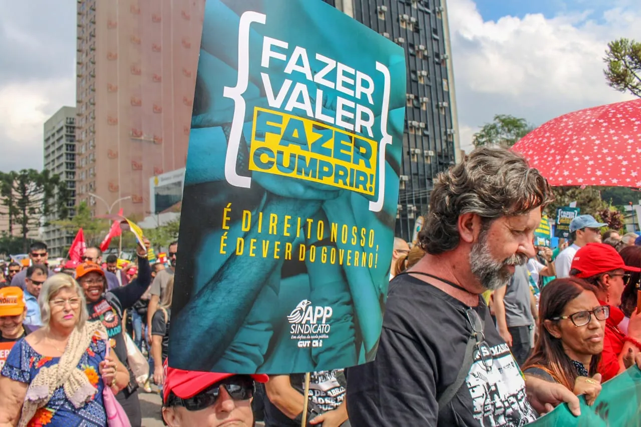Como foi a manifestação dos professores no Centro Cívico de Curitiba nesta segunda (29); veja fotos 