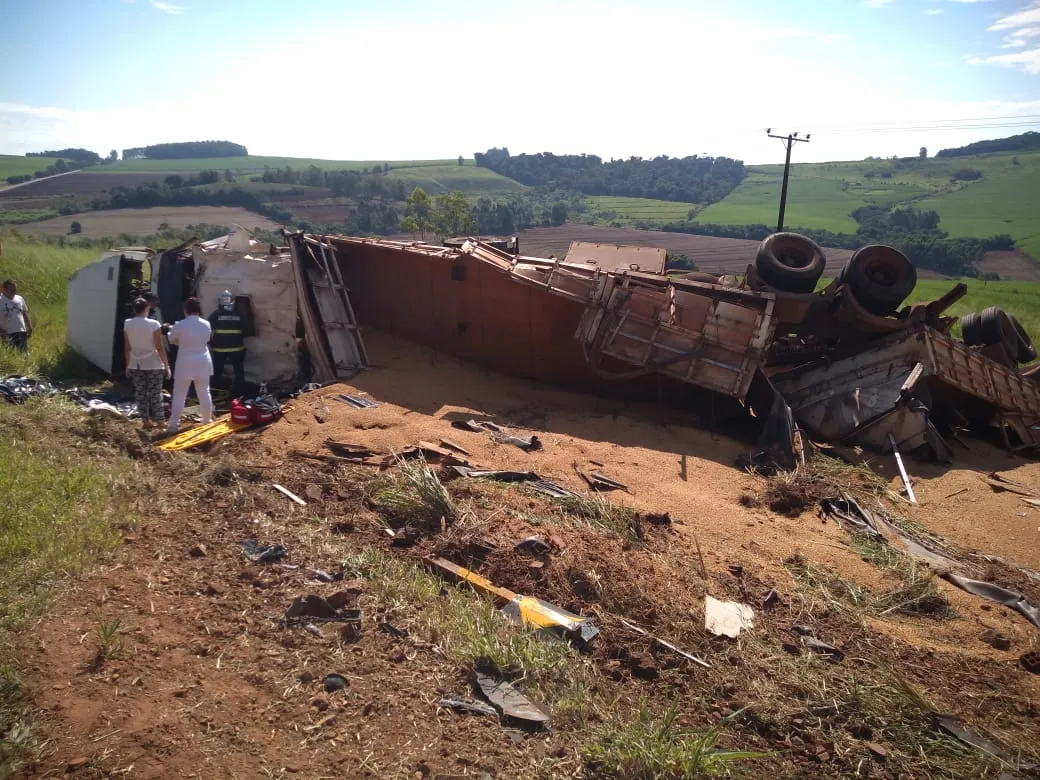 Caminhão carregado com grãos tomba entre Kaloré e Marumbi