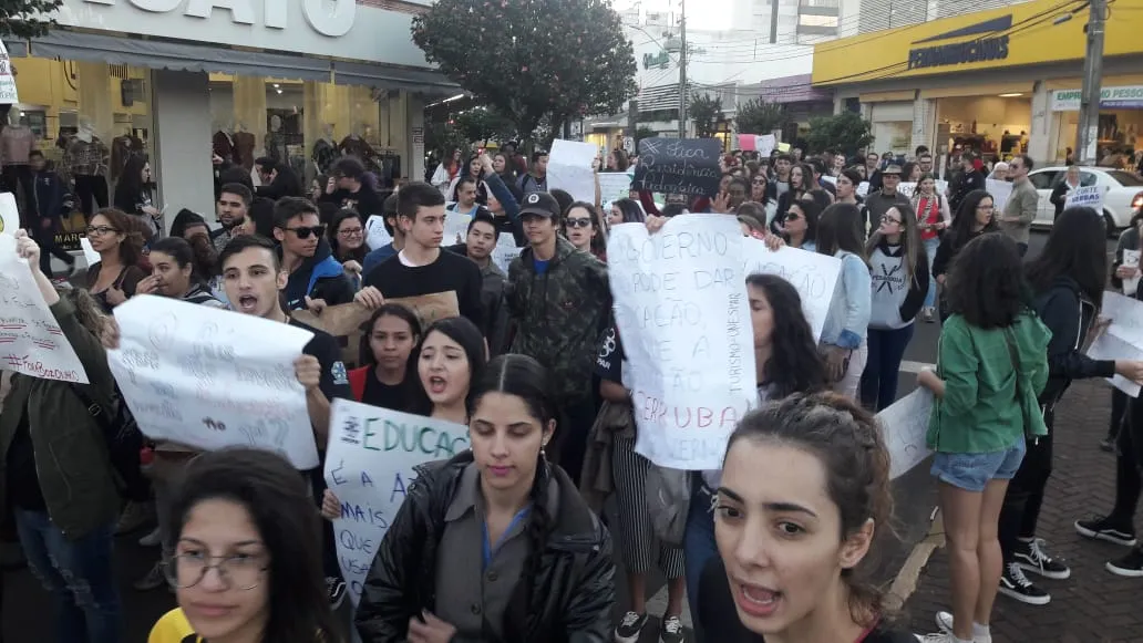 Dezenas de alunos realizam manifestação no centro de Apucarana 
