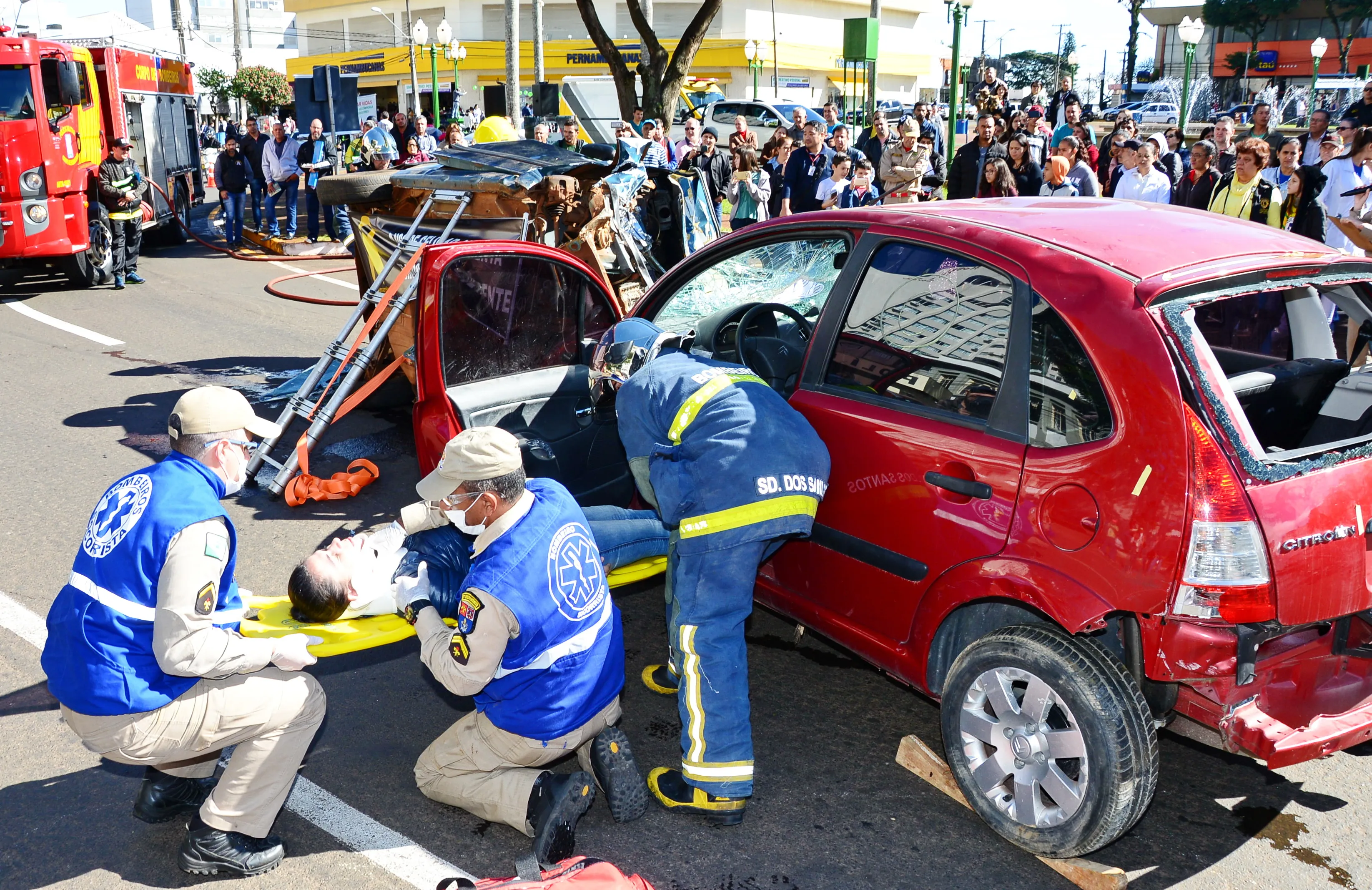 Simulação de acidente chama atenção de pedestres no centro de Apucarana 
