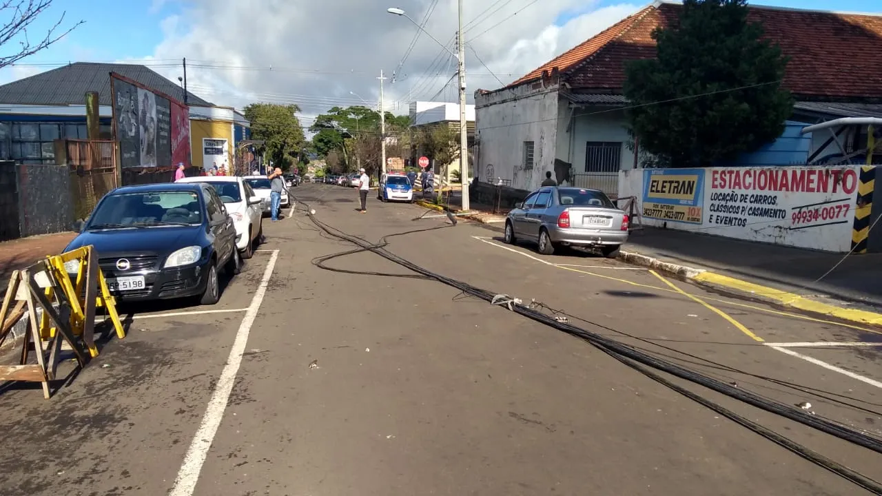 Caminhão enrosca em cabos e provoca queda de energia na região central de Apucarana 