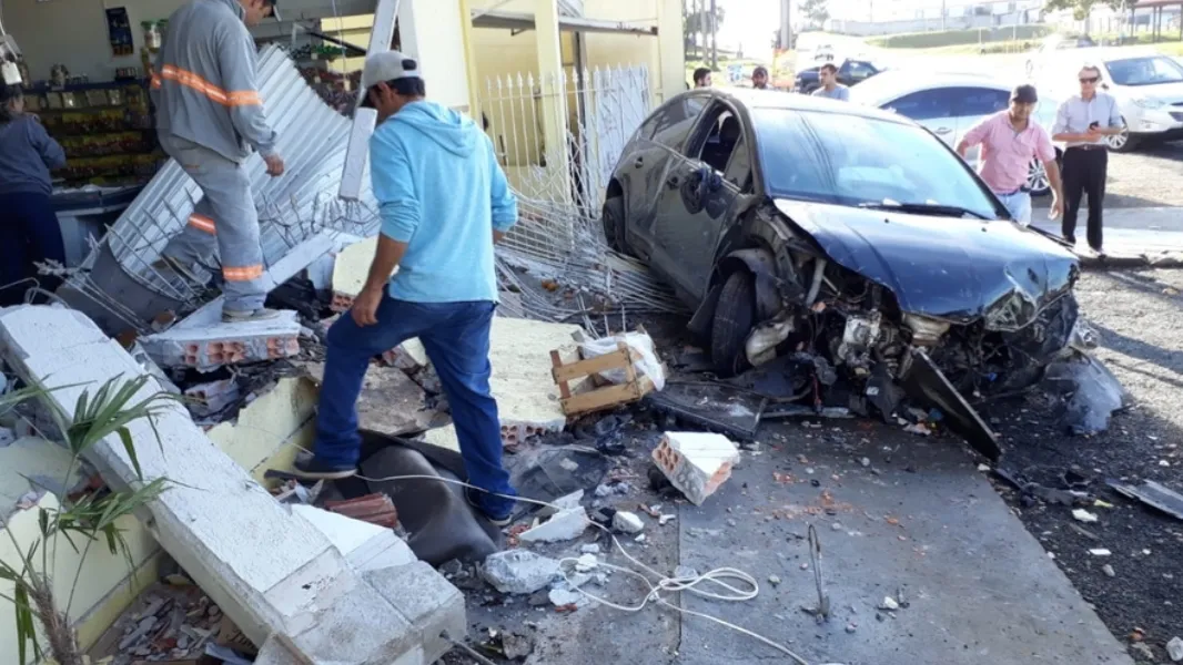 Carro desgovernado destrói parede de mercado em Ponta Grossa  