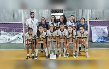O time feminino sub-14 do Colégio Mater Dei foi campeão no final de semana em Ortigueira - Foto: Divulgação