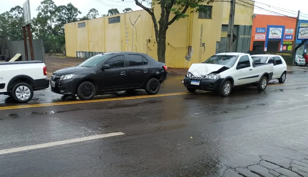 Acidente envolvendo três carros deixa mulher ferida em Apucarana