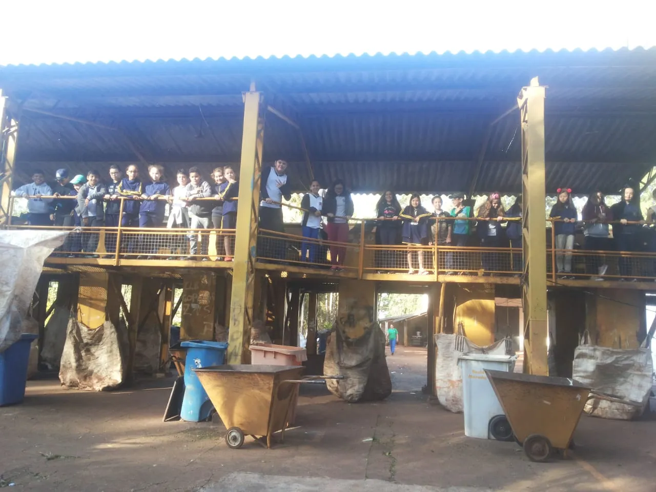 Alunos visitam canil da PM e usina de reciclagem em Arapongas 
