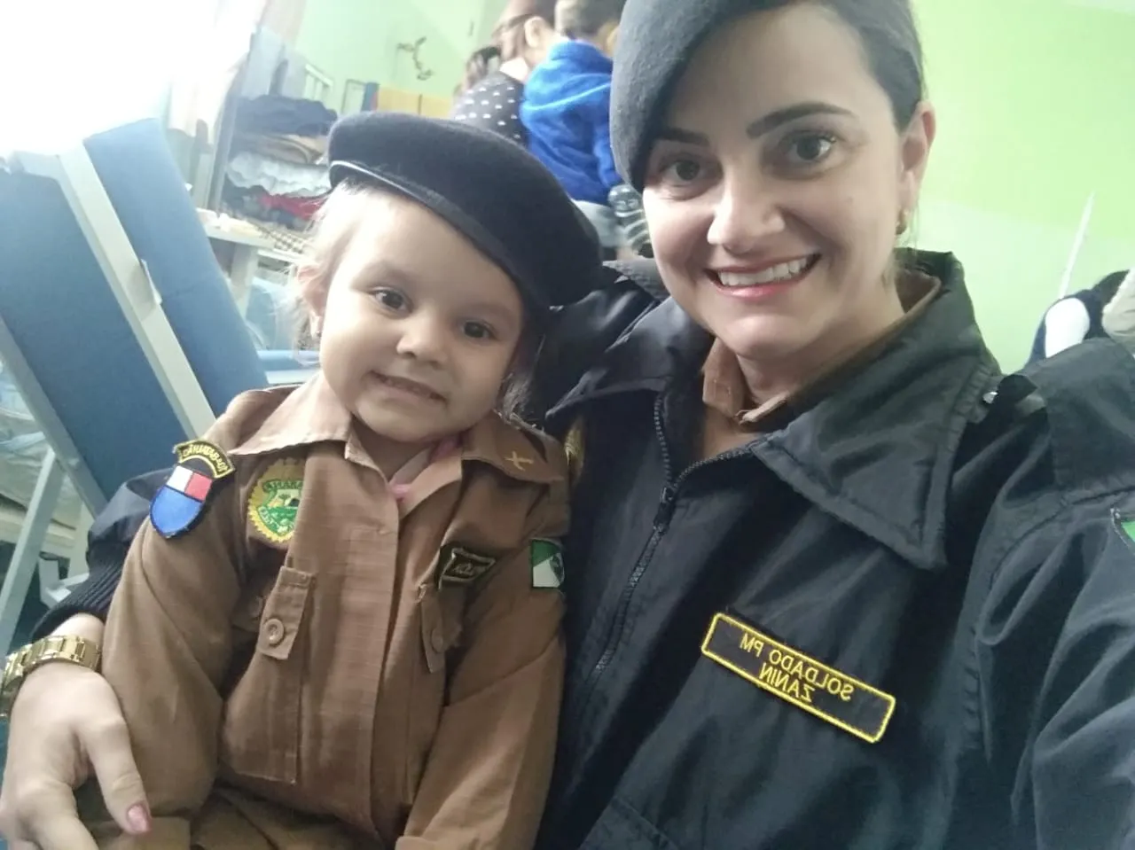 Polícia Militar de Apucarana visita pacientes do Hospital Materno Infantil