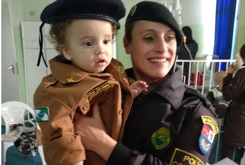 Polícia Militar de Apucarana visita pacientes do Hospital Materno Infantil