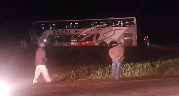 Colisão entre ônibus de turismo e carro deixa um morto na PR-466