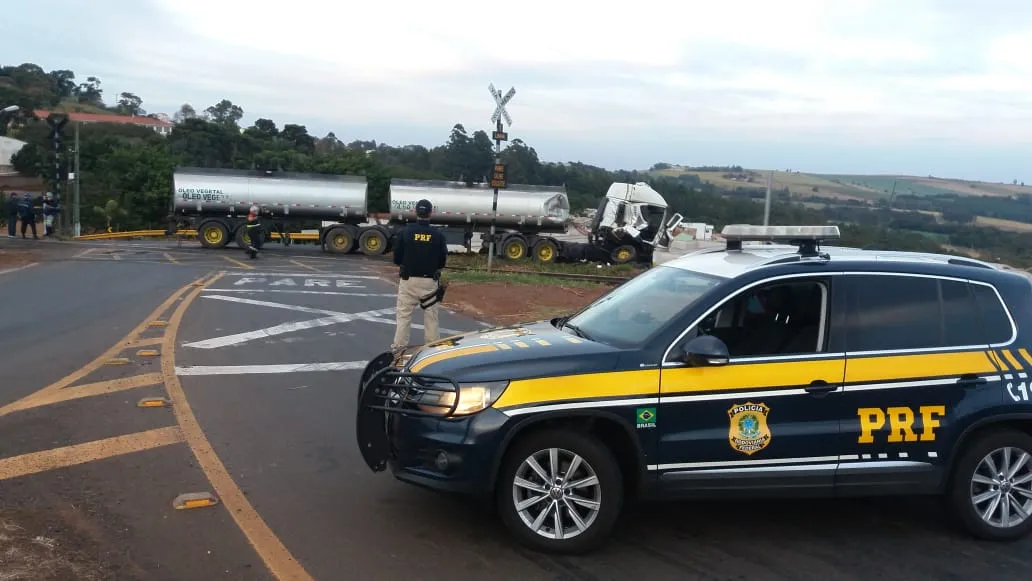 Mais um acidente entre caminhão-tanque e trem acontece em Jandaia do Sul