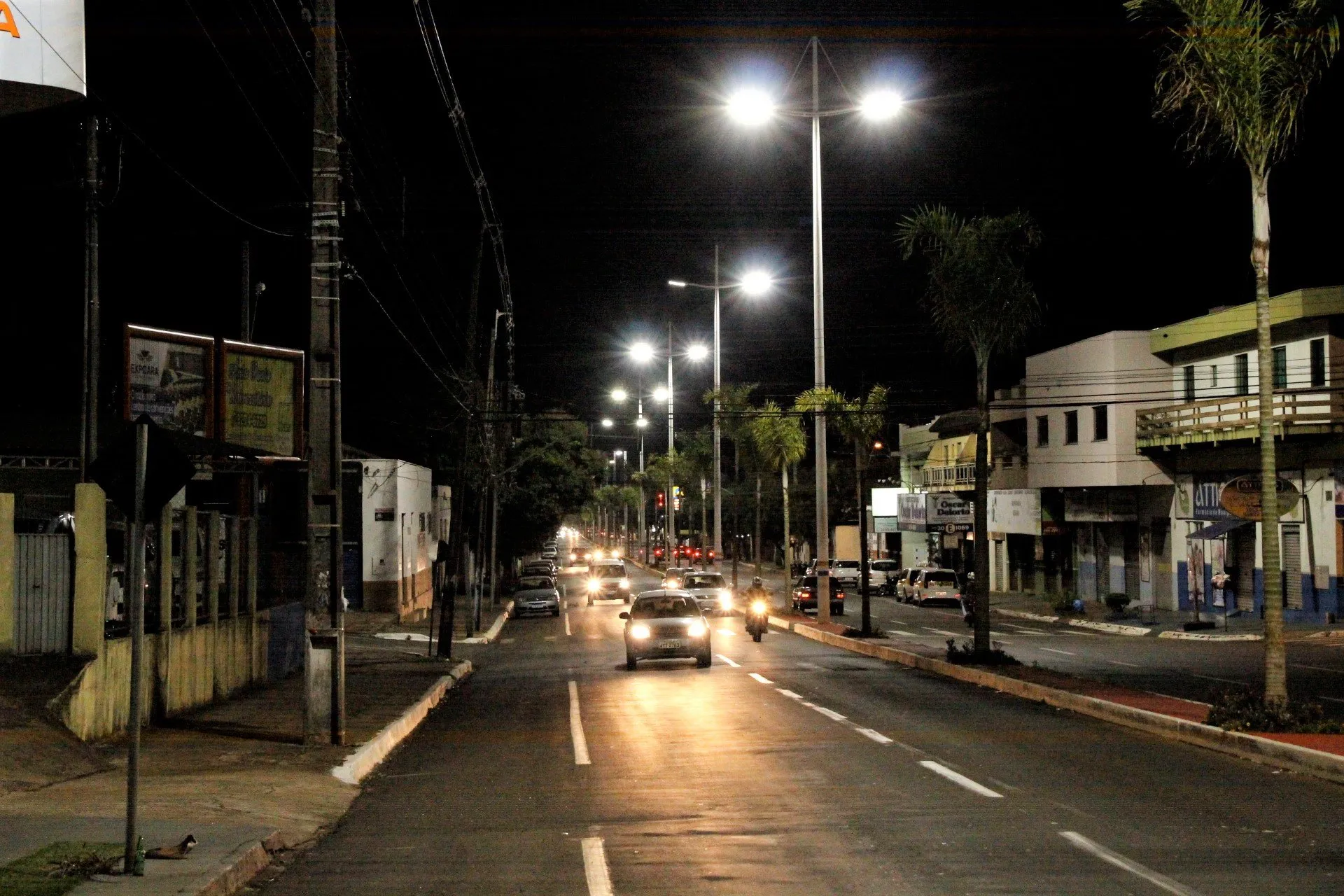 Lâmpadas de LED valorizam Avenida Gaturamo, em Arapongas