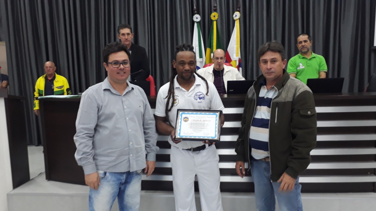 Câmara entrega Moção de Aplausos a Associação de Capoeira Mestre Nelson Ventani