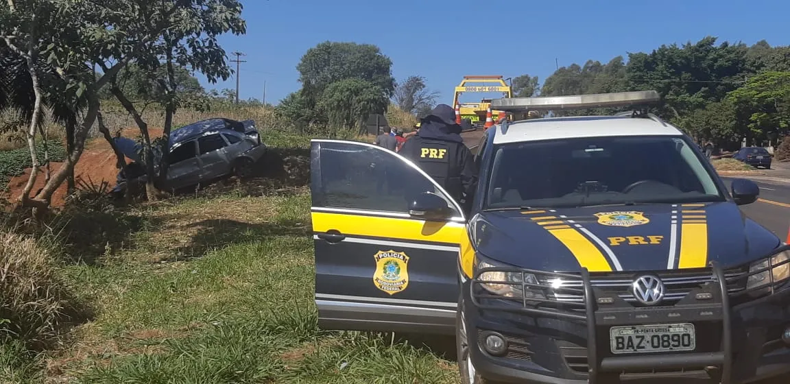 Mãe e filha ficam feridas após acidente entre carro e caminhão, em Jandaia do Sul