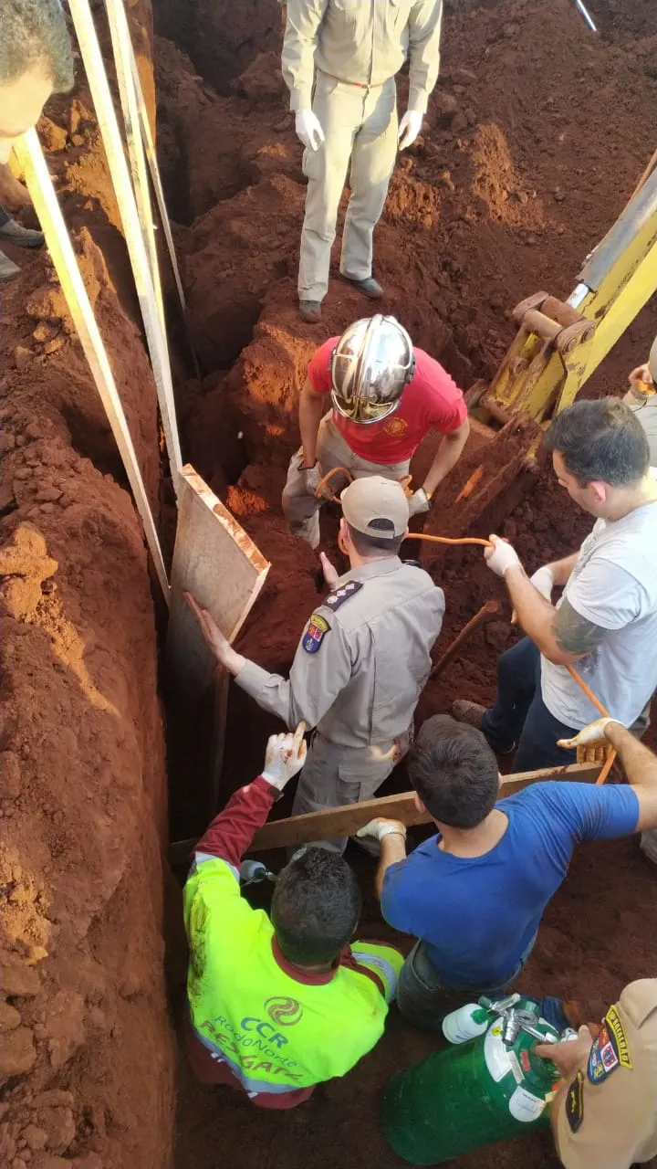 Corpo de Bombeiros é acionado para socorrer vítimas de soterramento, em Marilândia do Sul