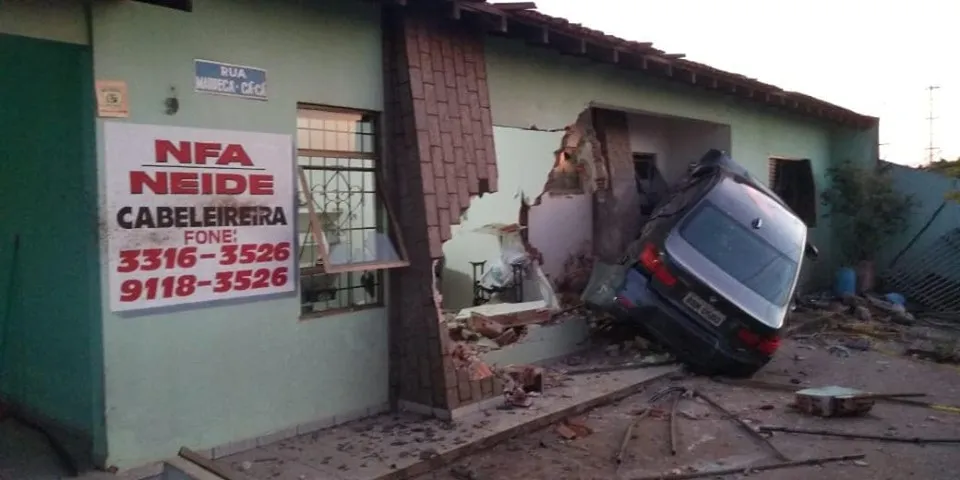 Carro invade e destrói casa durante a madrugada em Arapongas
