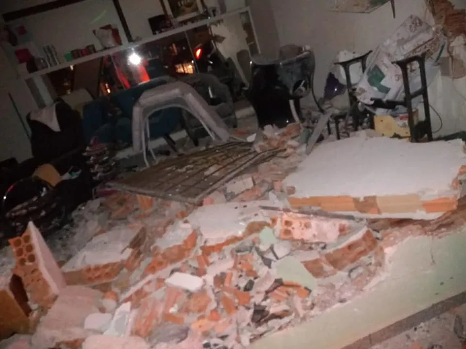 Carro invade e destrói casa durante a madrugada em Arapongas