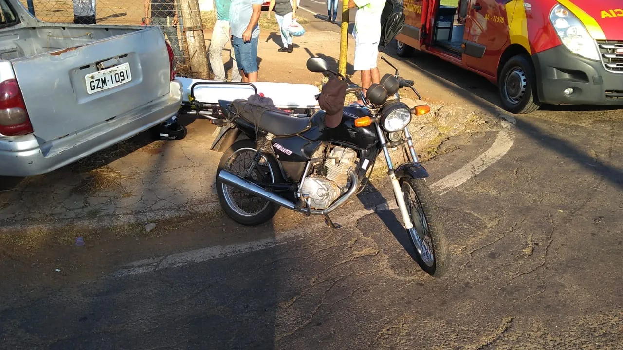 Acidente envolvendo carro e moto acontece em Apucarana nesta manhã 
