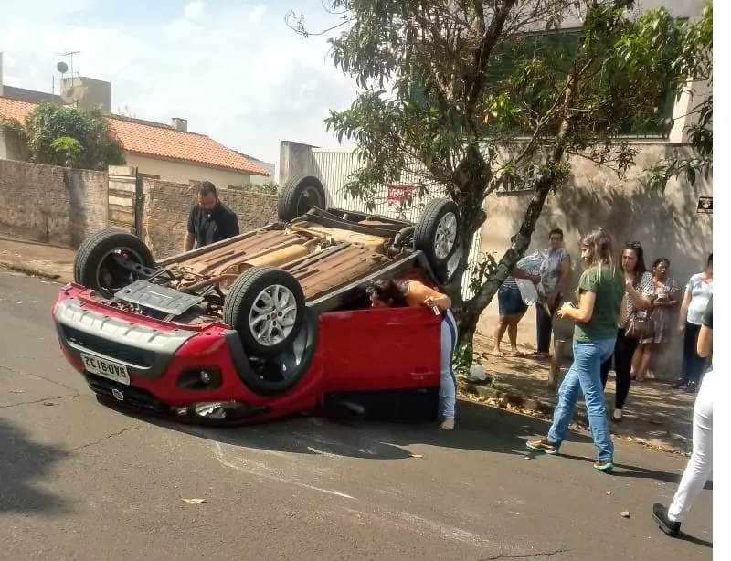 Motorista avança preferencial e causa acidente, no centro de Apucarana  