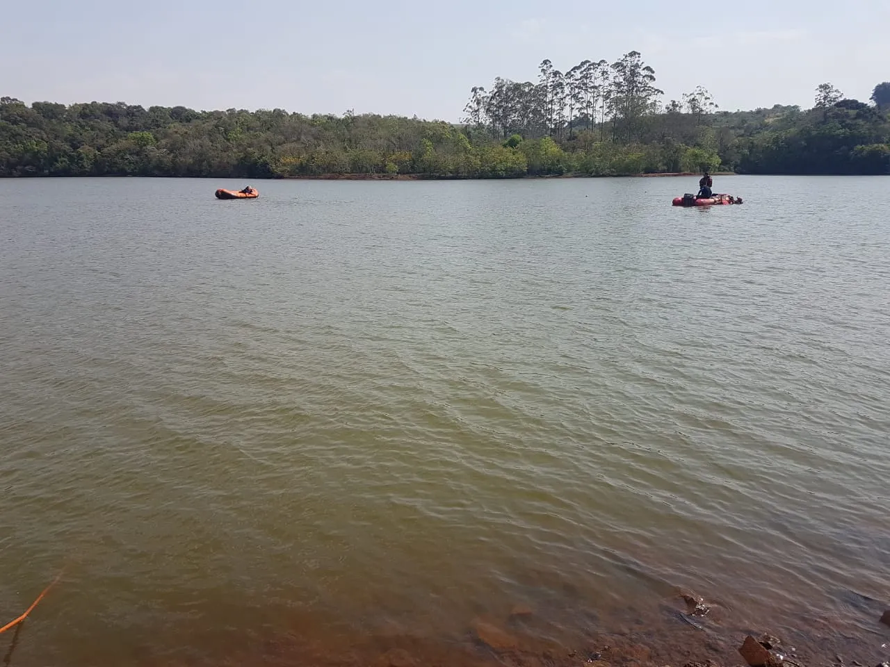 Bombeiros retomam buscas por adolescentes no lago do Parque da Raposa
