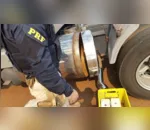 Droga estava dividida em 85 tabletes e oculta dentro de fundo falso de tanque de combustível de um caminhão; motorista paraguaio foi detido. (Foto: PRF/PR)